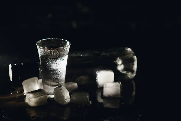 Vodka Shotglasögon Svart Bakgrund Iskall Stark Dryck Mistat Glas — Stockfoto