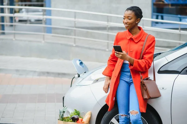 Nabíjím Elektromobil Benzínce Afroameričanka Stojící Auta — Stock fotografie