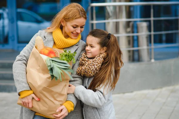 어머니와 근처에 야채가 식료품 봉지를 — 스톡 사진