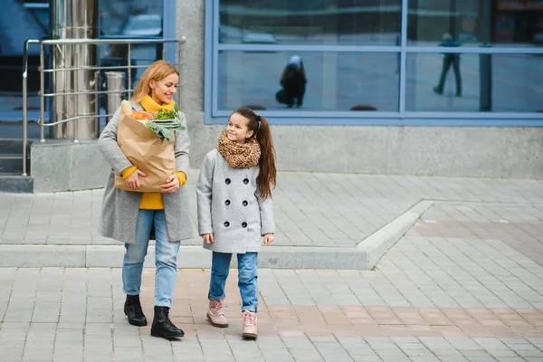 어머니와 근처에 야채가 식료품 봉지를 — 스톡 사진