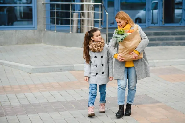 Compras Familiares Mãe Sua Filha Estão Segurando Saco Compras Supermercado — Fotografia de Stock
