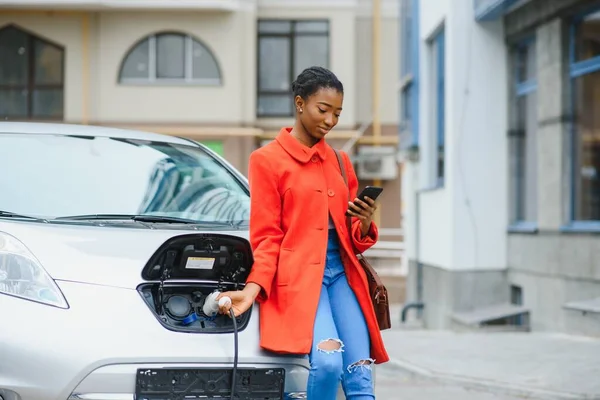 Nabíjím Elektromobil Benzínce Afroameričanka Stojící Auta — Stock fotografie