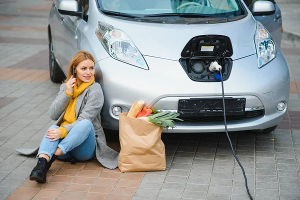 Usar Teléfono Inteligente Mientras Espera Mujer Estación Carga Coches Eléctricos —  Fotos de Stock