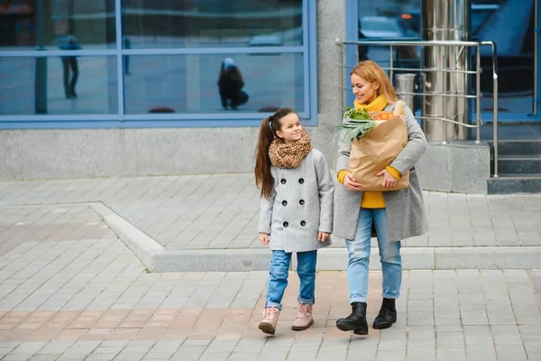 Családi Vásárlás Anya Lánya Zöldséges Bevásárlószatyrot Tartanak — Stock Fotó