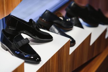 Satılık bir adam ayakkabı dükkanında bir bot gibidir.