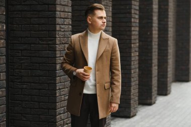 Yeni tarzını sevdim. İş başarısı. Bu sezon sıcak ve rahat olsun. Zarafet modada kalır. Sıradan kıyafetlerle manken olmak. Sonbahar ceketi giyen adam. Ceket insanı daha zarif gösteriyor..