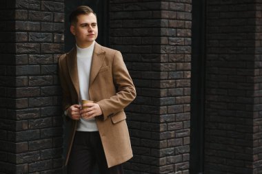 Yeni tarzını sevdim. İş başarısı. Bu sezon sıcak ve rahat olsun. Zarafet modada kalır. Sıradan kıyafetlerle manken olmak. Sonbahar ceketi giyen adam. Ceket insanı daha zarif gösteriyor..