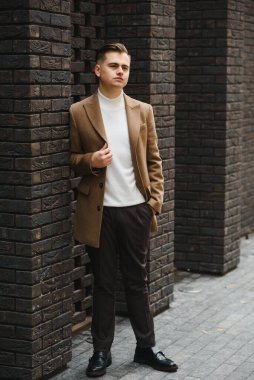 Şık, şık erkekler, şehir tarzı paltolu adamlar.