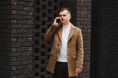 Şık, şık erkekler, şehir tarzı paltolu adamlar.