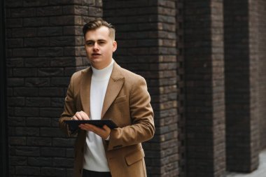 Yeni tarzını sevdim. İş başarısı. Bu sezon sıcak ve rahat olsun. Zarafet modada kalır. Sıradan kıyafetlerle manken olmak. Sonbahar ceketi giyen adam. Ceket insanı daha zarif gösteriyor..