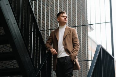 Şık, şık erkekler, şehir tarzı paltolu adamlar.