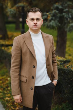 Yeni tarzını sevdim. İş başarısı. Bu sezon sıcak ve rahat olsun. Zarafet modada kalır. Sıradan kıyafetlerle manken olmak. Sonbahar ceketi giyen adam. Ceket insanı daha zarif gösteriyor..
