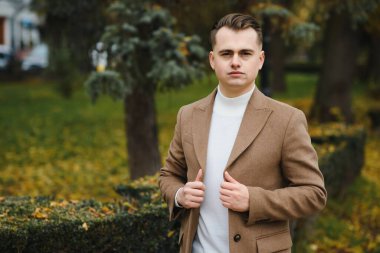 Şık, şık erkekler, şehir tarzı paltolu adamlar.