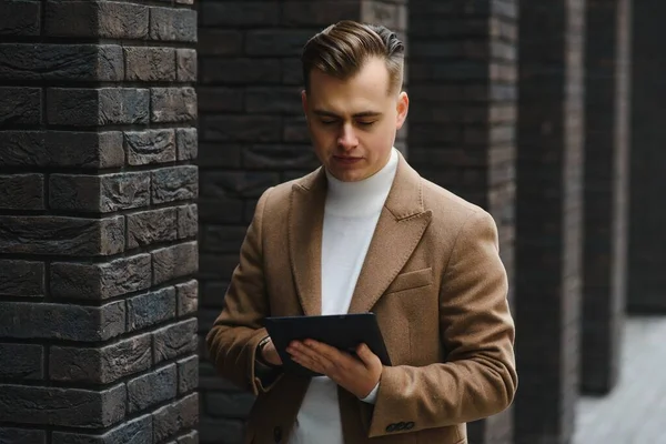 Fiatal Jóképű Üzletember Használja Tabletta Város Utcájában Stílusos Divatos Férfi — Stock Fotó