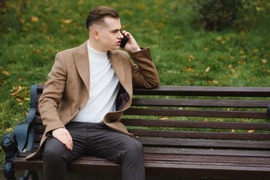 Şık, şık erkekler, şehir tarzı paltolu adamlar.