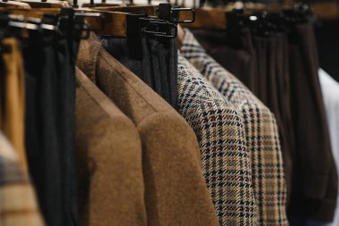 Farklı renkte birçok erkeğin iş elbiseleri.