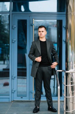 Şık, şık erkekler, şehir tarzı paltolu adamlar.