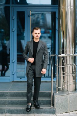 Şık, şık erkekler, şehir tarzı paltolu adamlar.