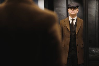 İngiliz tarzı kıyafet mağazasında şık bir adam.