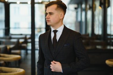 Yakışıklı bir iş adamının portresi