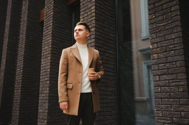 Şık, şık erkekler, şehir tarzı paltolu adamlar.