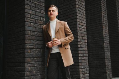 Şehirli genç bir işadamının portresi kravat takıyor..