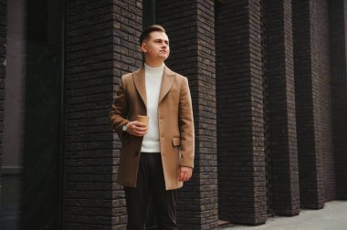 Şehirli genç bir işadamının portresi kravat takıyor..