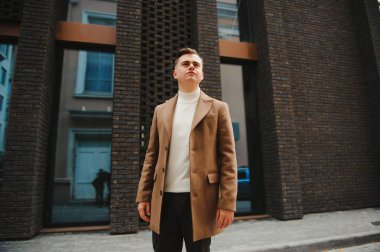 Şık, şık erkekler, şehir tarzı paltolu adamlar.