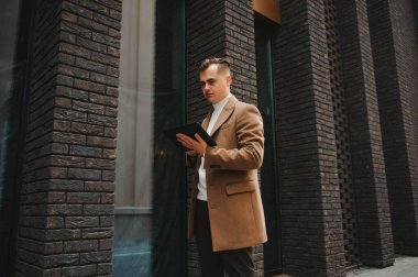 Şık, şık erkekler, şehir tarzı paltolu adamlar.