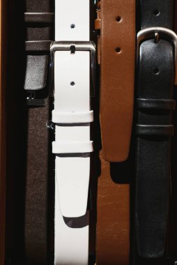 Deri kemer. Erkek kemeri. Metalik kopçalı deri kemer.