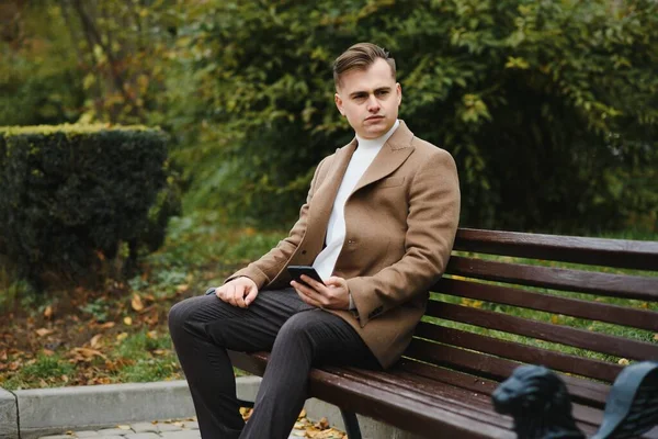 都会的なスタイルでコートのスタイリッシュなエレガントな男性 — ストック写真
