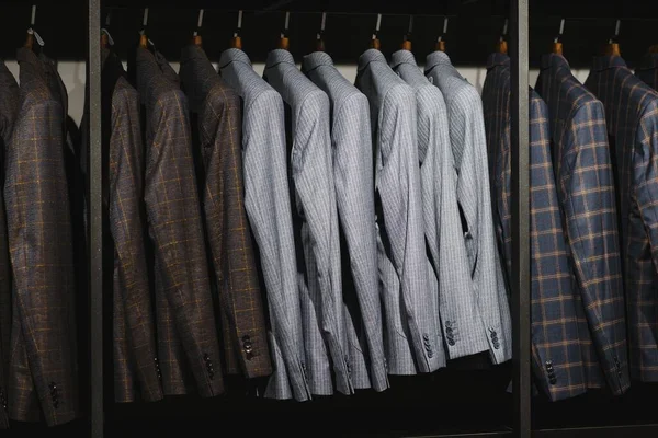 Jacken Hängen Einem Herrenbekleidungsgeschäft — Stockfoto