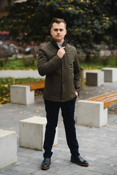 Portrait Jeune Homme Beau Modèle Mode Avec Une Coiffure Moderne — Photo