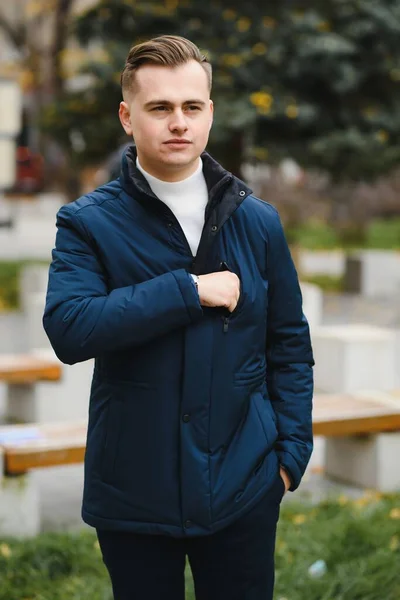 Retrato Jovem Bonito Modelo Moda Com Penteado Moderno Fundo Urbano — Fotografia de Stock