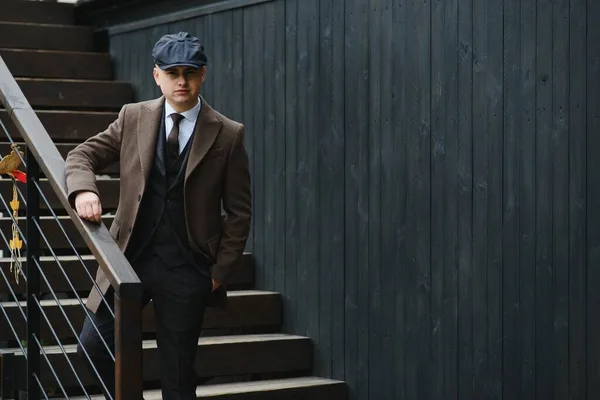 코트를 정장을 블라인드 스타일의 모자를 1920 영국의 갱스터 이미지를 — 스톡 사진