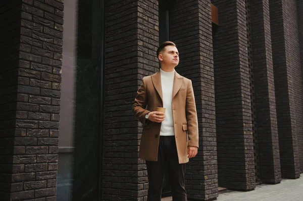 Élégant Homme Élégant Manteau Dans Style Urbain — Photo