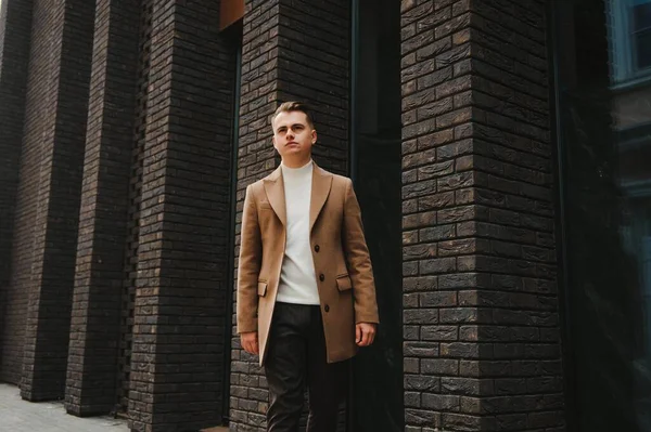 Retrato Hombre Elegante Con Una Barba Vestida Con Abrigo Aire — Foto de Stock