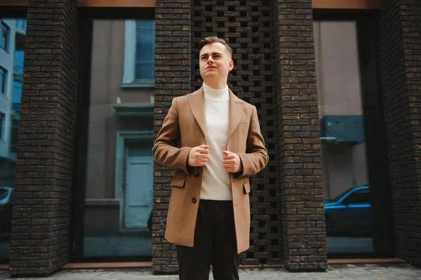 Elegante Hombre Elegante Con Abrigo Estilo Urbano — Foto de Stock