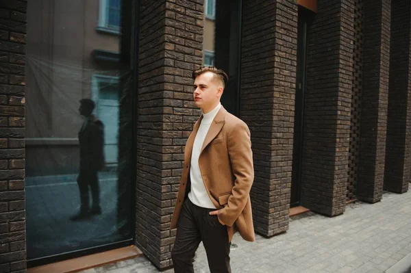 Elegante Hombre Elegante Con Abrigo Estilo Urbano — Foto de Stock