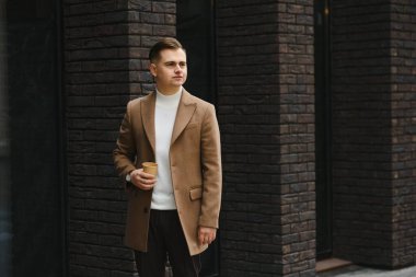 Yeni tarzını sevdim. İş başarısı. Bu sezon sıcak ve rahat olsun. Zarafet modada kalır. Sıradan kıyafetlerle manken olmak. Sonbahar ceketi giyen adam. Ceket insanı daha zarif gösteriyor..