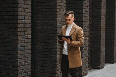 Şık, şık erkekler, şehir tarzı paltolu adamlar.