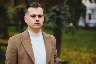 Şık, şık erkekler, şehir tarzı paltolu adamlar.