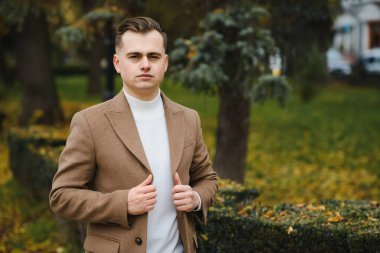 Yeni tarzını sevdim. İş başarısı. Bu sezon sıcak ve rahat olsun. Zarafet modada kalır. Sıradan kıyafetlerle manken olmak. Sonbahar ceketi giyen adam. Ceket insanı daha zarif gösteriyor..