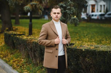 Yeni tarzını sevdim. İş başarısı. Bu sezon sıcak ve rahat olsun. Zarafet modada kalır. Sıradan kıyafetlerle manken olmak. Sonbahar ceketi giyen adam. Ceket insanı daha zarif gösteriyor..