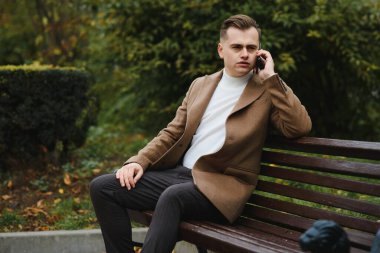 Yeni tarzını sevdim. İş başarısı. Bu sezon sıcak ve rahat olsun. Zarafet modada kalır. Sıradan kıyafetlerle manken olmak. Sonbahar ceketi giyen adam. Ceket insanı daha zarif gösteriyor..