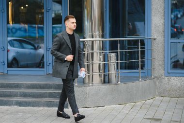 Şık, şık erkekler, şehir tarzı paltolu adamlar.