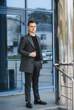 Şık, şık erkekler, şehir tarzı paltolu adamlar.