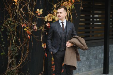 Şehirli genç bir işadamının portresi kravat takıyor..