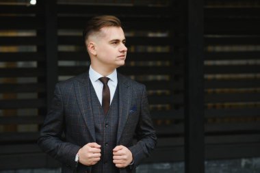 Şehirli genç bir işadamının portresi kravat takıyor..