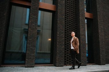 Şık, şık erkekler, şehir tarzı paltolu adamlar.